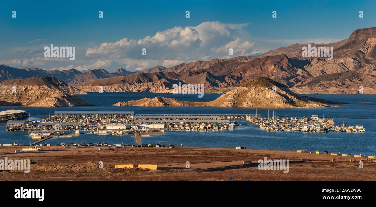Barche a Las Vegas Boat Harbour, marina a Hemenway Harbor, con Boulder Islands, Rock Island dietro, Lake Mead National Recreation Area, Nevada, USA Foto Stock