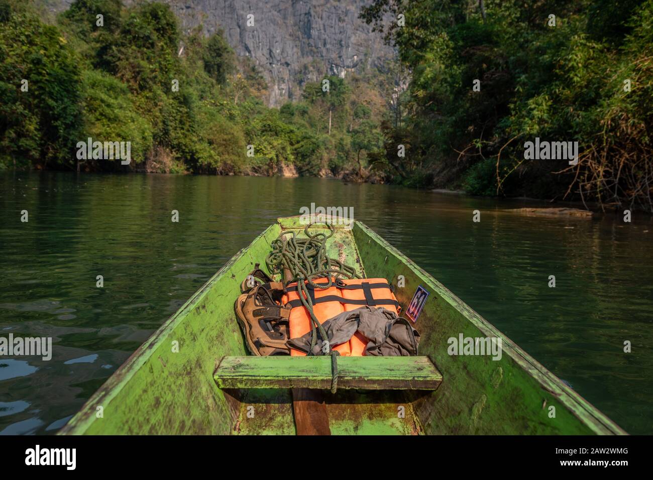 Barca in legno con giubbotti di salvataggio a Kongglor Cave, Thakhek, Laos Foto Stock