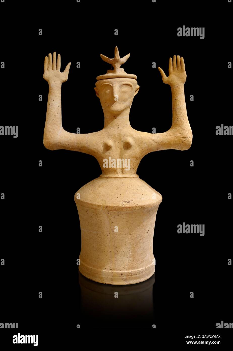 Statua della dea minoica Postpalaziale in terracotta con bracci rialzati e corona corno, Santuario di Karphi 1200-1100 a.C., Museo Archeologico di Heraklion, nero Foto Stock