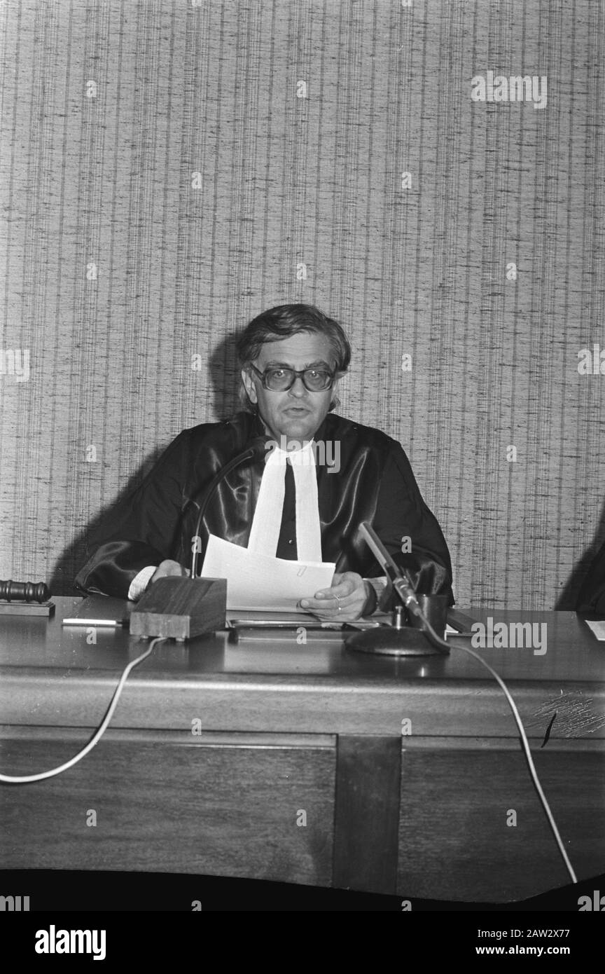 Sentenza della causa sul pirata radio Paradise. Ritratto di E. Kruyff (Vicepresidente del Tribunale distrettuale di Amsterdam) in sessione durante la causa sul pirata radio Paradise. Data: 3 settembre 1981 luogo: Amsterdam, Noord-Holland Parole Chiave: Stazioni pirata, ritratti, processi, radio , tribunali, vice presidenti, sentenze Nome Persona: Kruyff E. Foto Stock