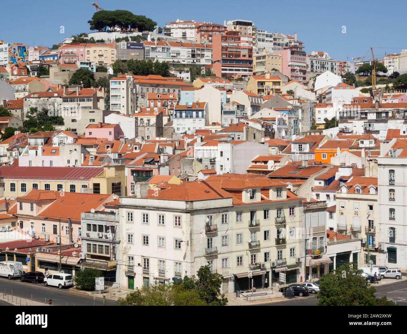 Vista Da Martim Moniz A Nossa Senhora Do Monte Viewpoint, Lisbona, Portogallo Foto Stock