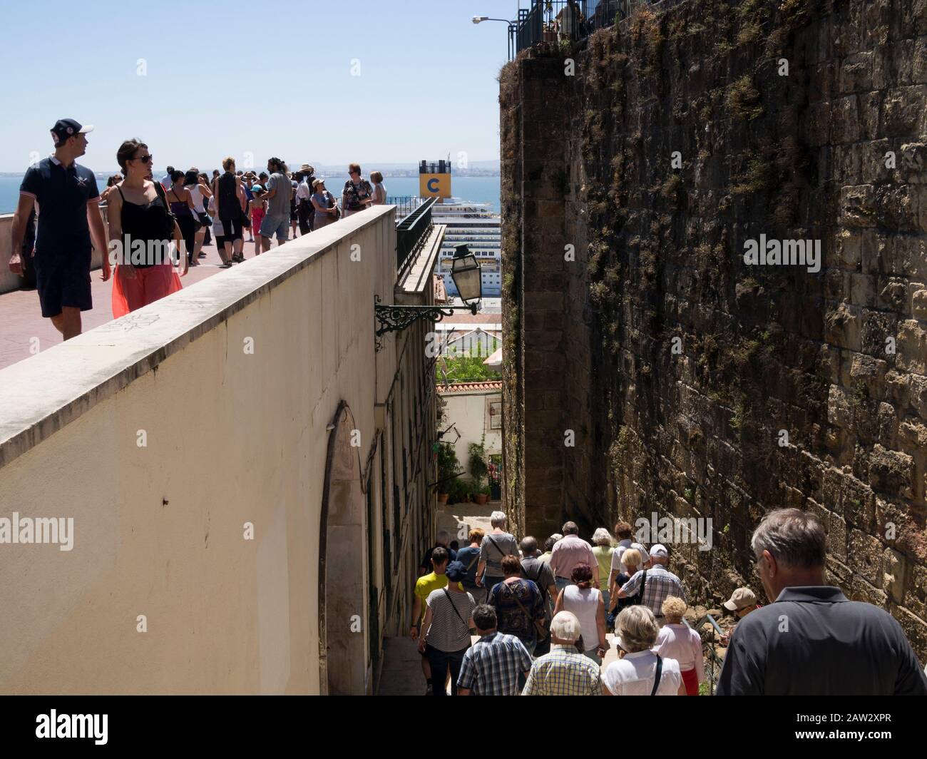 Visita turistica ad Alfama al punto panoramico di Portas do Sol, Lisbona, Portogallo Foto Stock