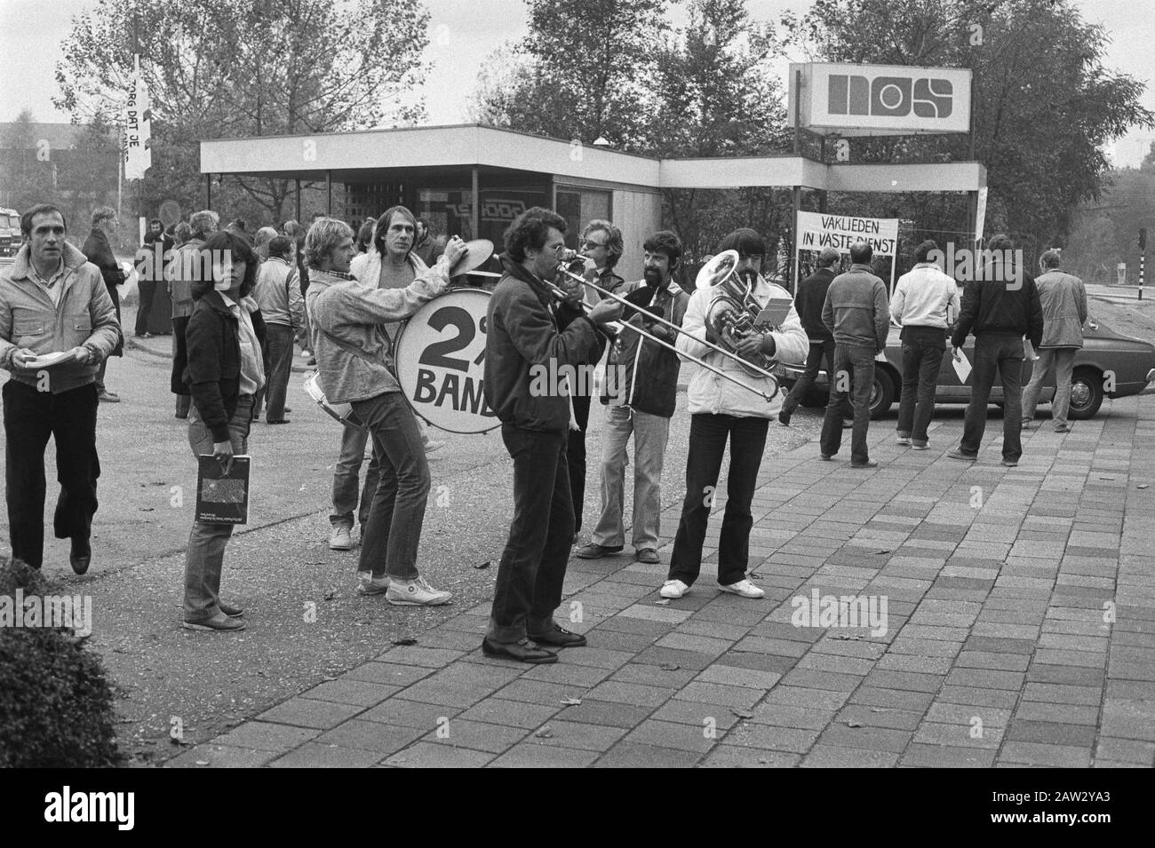 Strike at the NOS in Hilversum Mailing broadcasting staff Make music for the entrance of the NOS in Hilversum Date: October 16, 1981 Location: Hilversum, Noord-Hol, country Keywords: Action, broadcasting staff, Strikes, gateway Institution Name: NOS Foto Stock