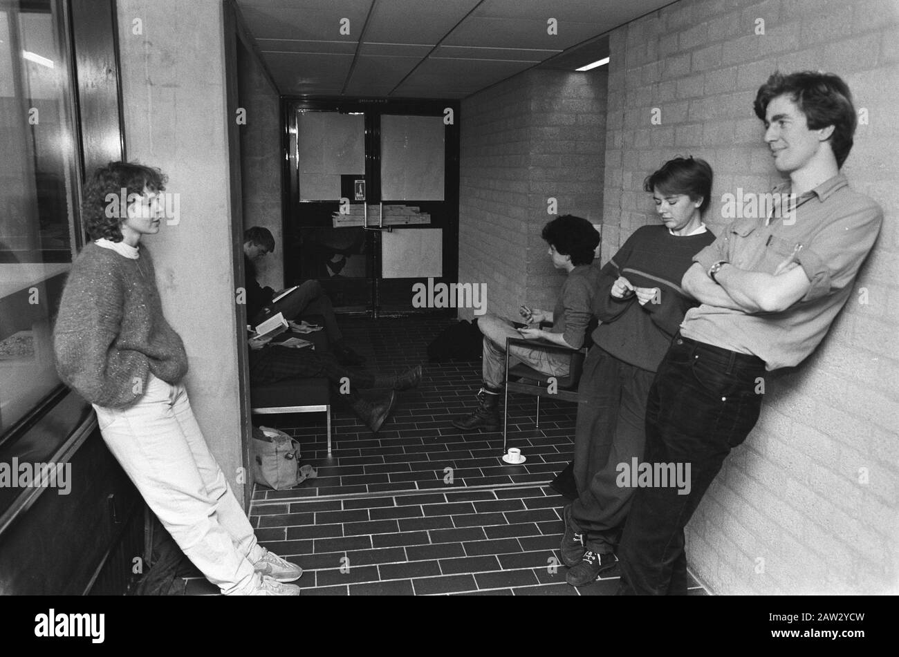 Gli studenti occupano l'ala amministrativa della libera Università di Amsterdam per mezzo di una banca, una serratura e legno Mailing studenti in uno degli ingressi Data: 14 gennaio 1986 posizione: Amsterdam, Noord-Holland Parole Chiave: Dimostrazioni, occupazioni, porte, cerniere e-hardware, mobili, studente Foto Stock