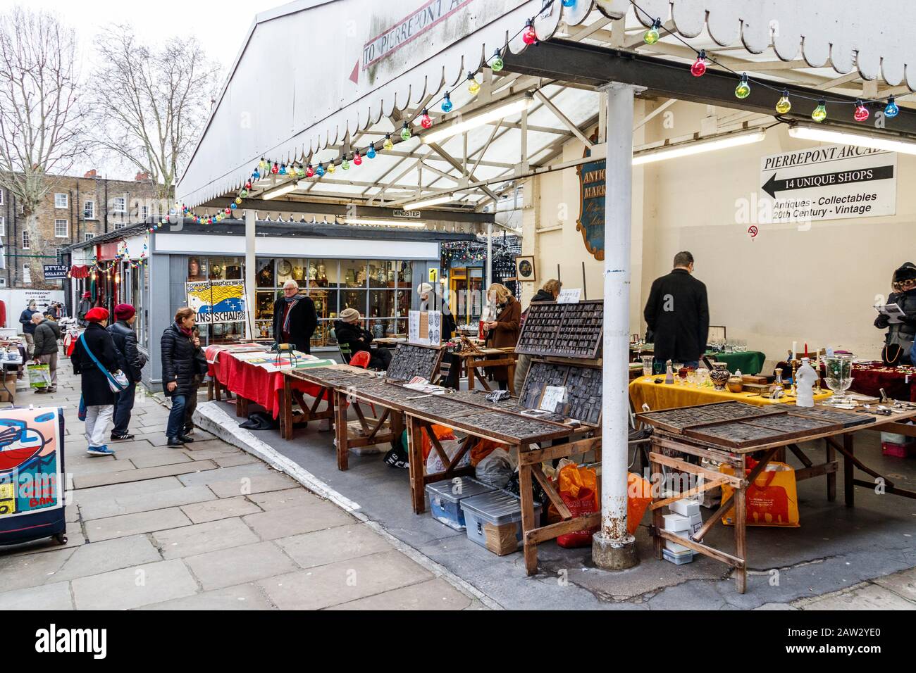 Gli amanti dello shopping curiosano tra i negozi d'antiquariato e le bancarelle di Pierrepont Row, al largo di Camden Passage all'Angel, Islington, Londra, Regno Unito Foto Stock