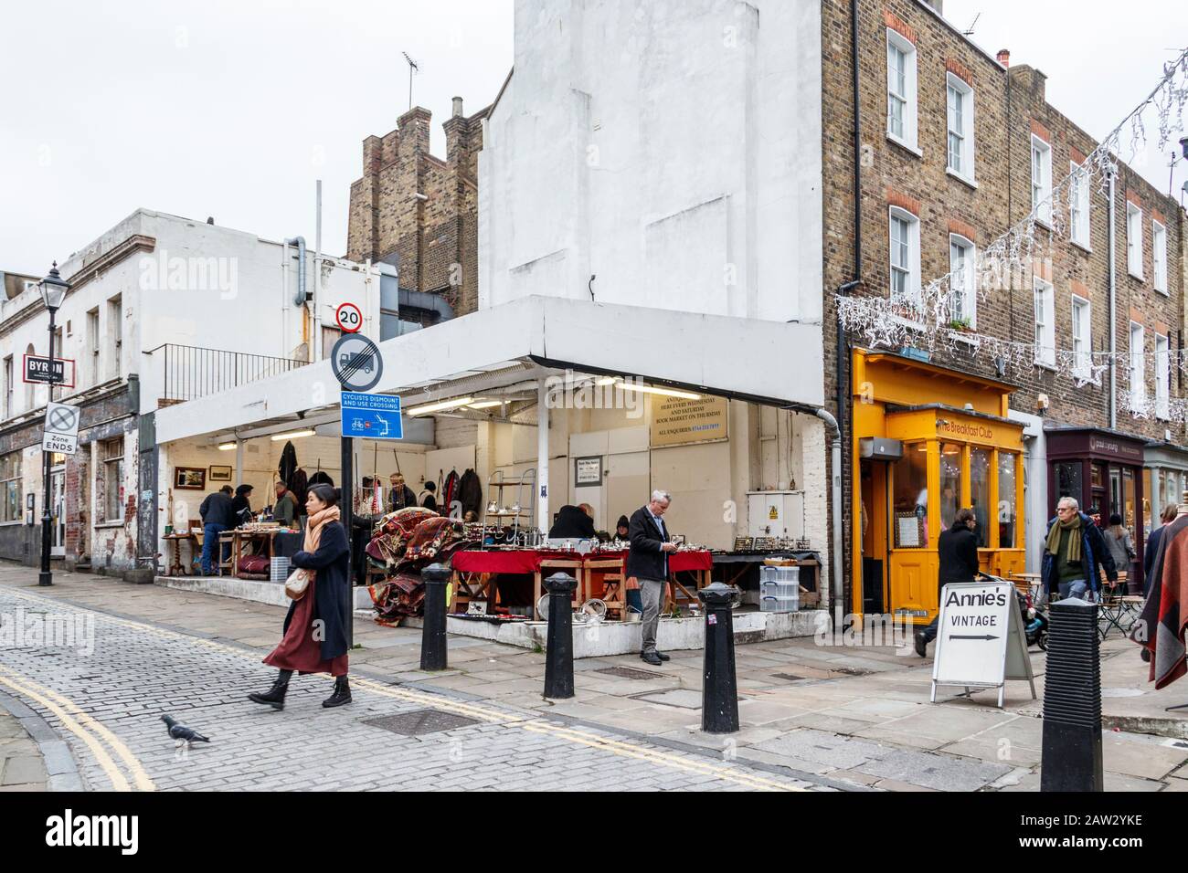 Gli amanti dello shopping curiosano tra i negozi di antiquariato e le bancarelle di Camden Passage all'Angel, Islington, Londra, Regno Unito Foto Stock