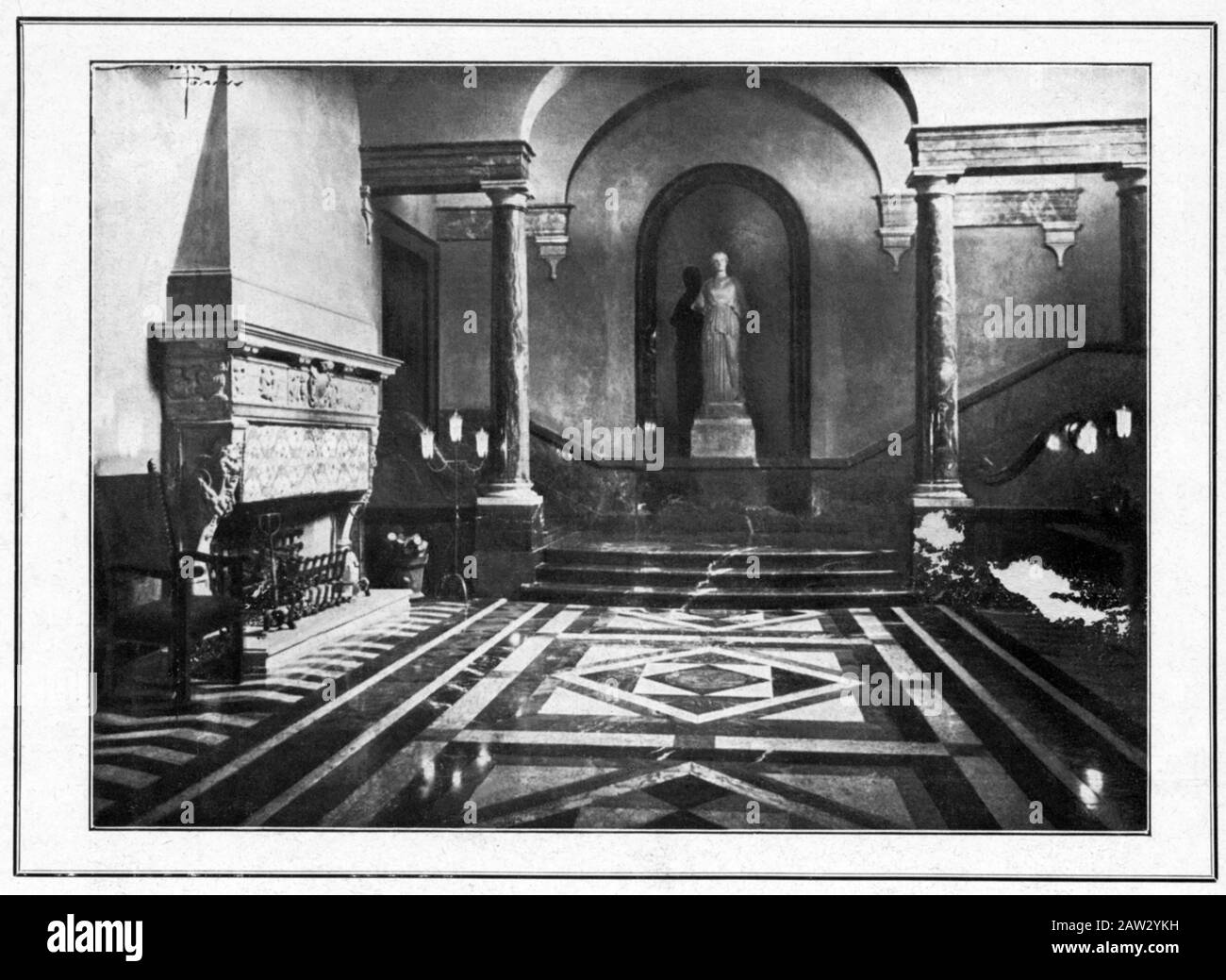 1930 , TORINO, ITALIA : la casa a Torino ( Palazzo di corso Porto ) di Principessa italiana VIRGINIA BOURBON DEL MONTE di SAN FAUSTINO ( 1899 - 19 Foto Stock