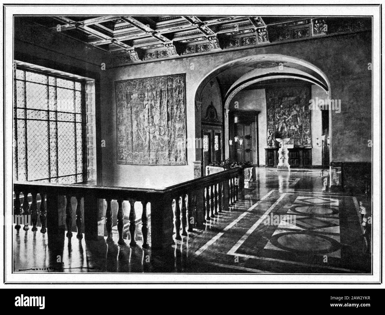 1930 , TORINO, ITALIA : la casa a Torino ( Palazzo di corso Porto ) di Principessa italiana VIRGINIA BOURBON DEL MONTE di SAN FAUSTINO ( 1899 - 19 Foto Stock