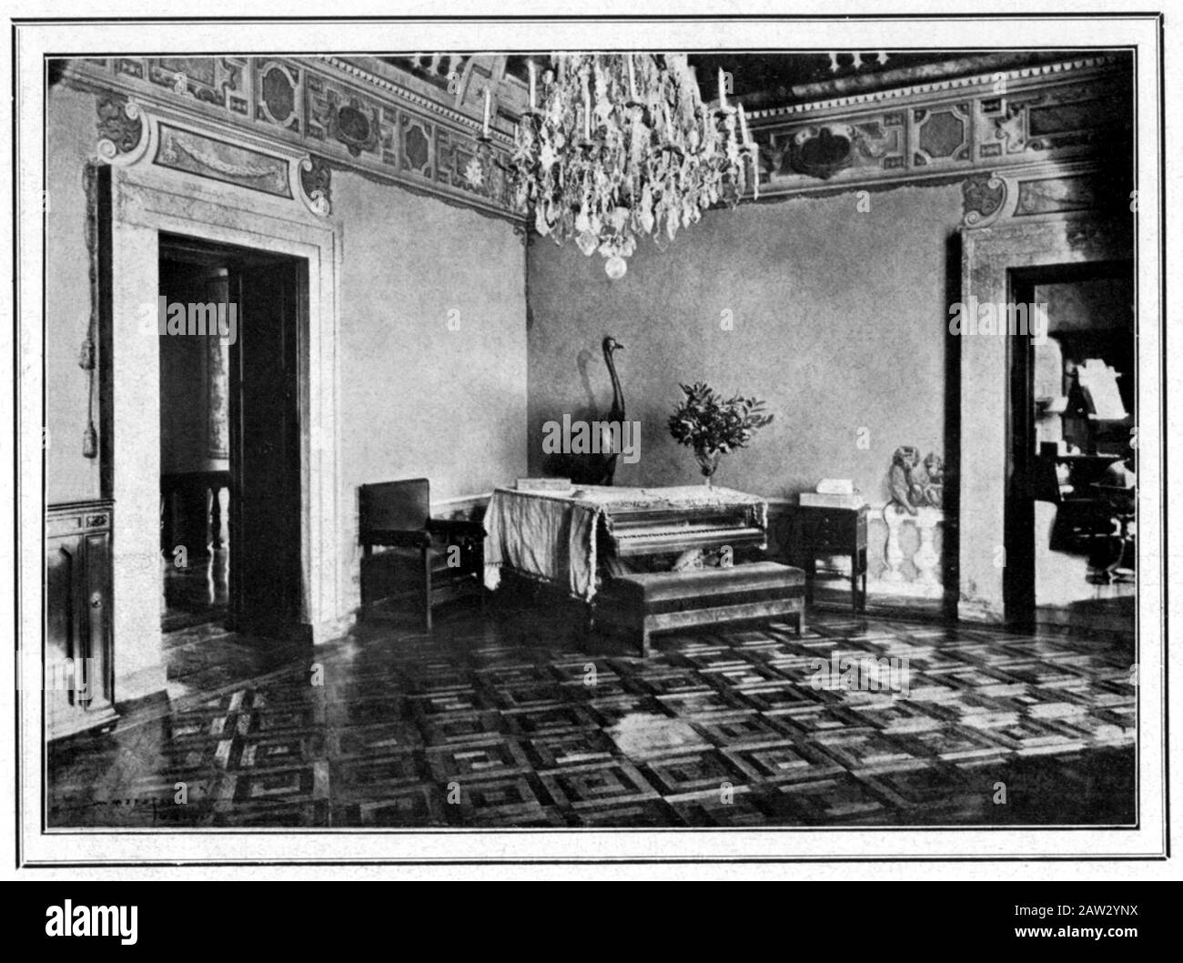 1930 , TORINO, ITALIA : la casa a Torino ( Palazzo di corso Porto ) di Principessa italiana VIRGINIA BOURBON DEL MONTE di SAN FAUSTINO ( 1899 - 19 Foto Stock