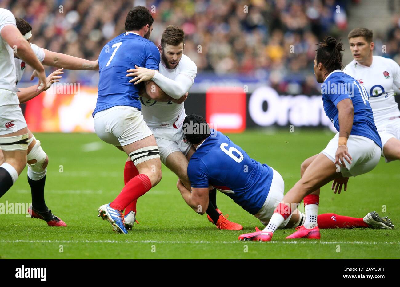 Elliot Daly d'Inghilterra è fermato da Francois Cros di Francia e Charles Ollivon (capitano) di Francia Francia contro Inghilterra, Guinness 6 Nazioni Rugby Union, Foto Stock