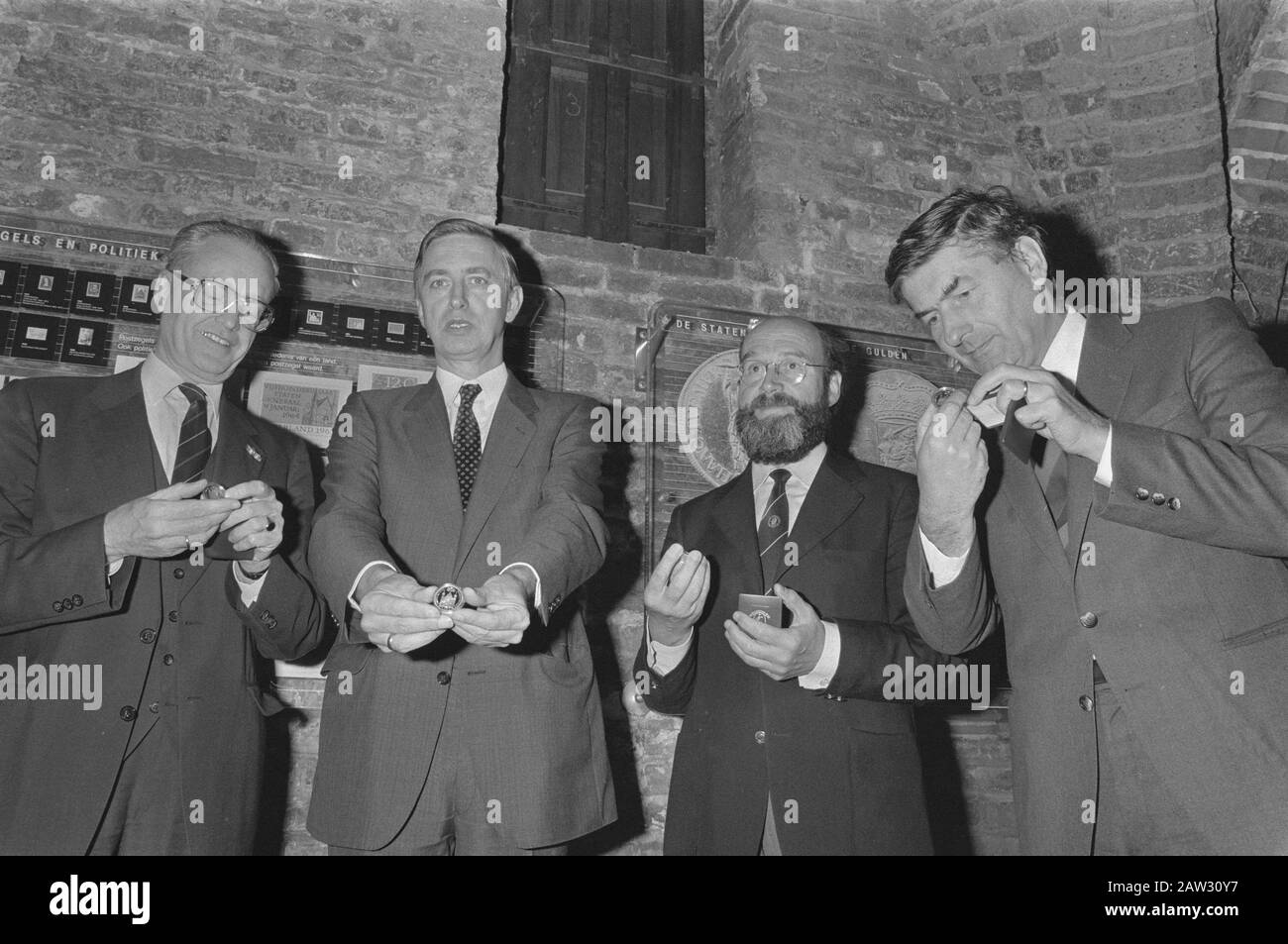 Premier Lubbers riceve il primo Courtyard Penning; Scholten, Dolman, l'Impero e Lubbers Data: 12 settembre 1984 Parole Chiave: Entrate Foto Stock