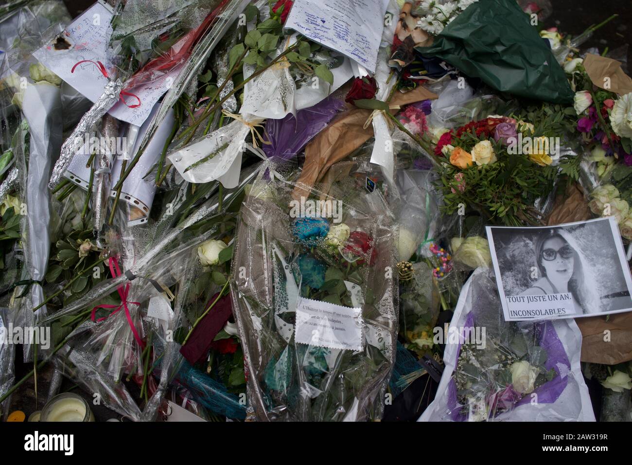 Fiori fuori dal luogo di musica di Bataclan in ricordo delle vittime che sono morte negli attacchi di Parigi del novembre 2015. Le Bataclan, 50 Boulevard Voltaire, 75011 Parigi, Francia - un anno dopo Foto Stock