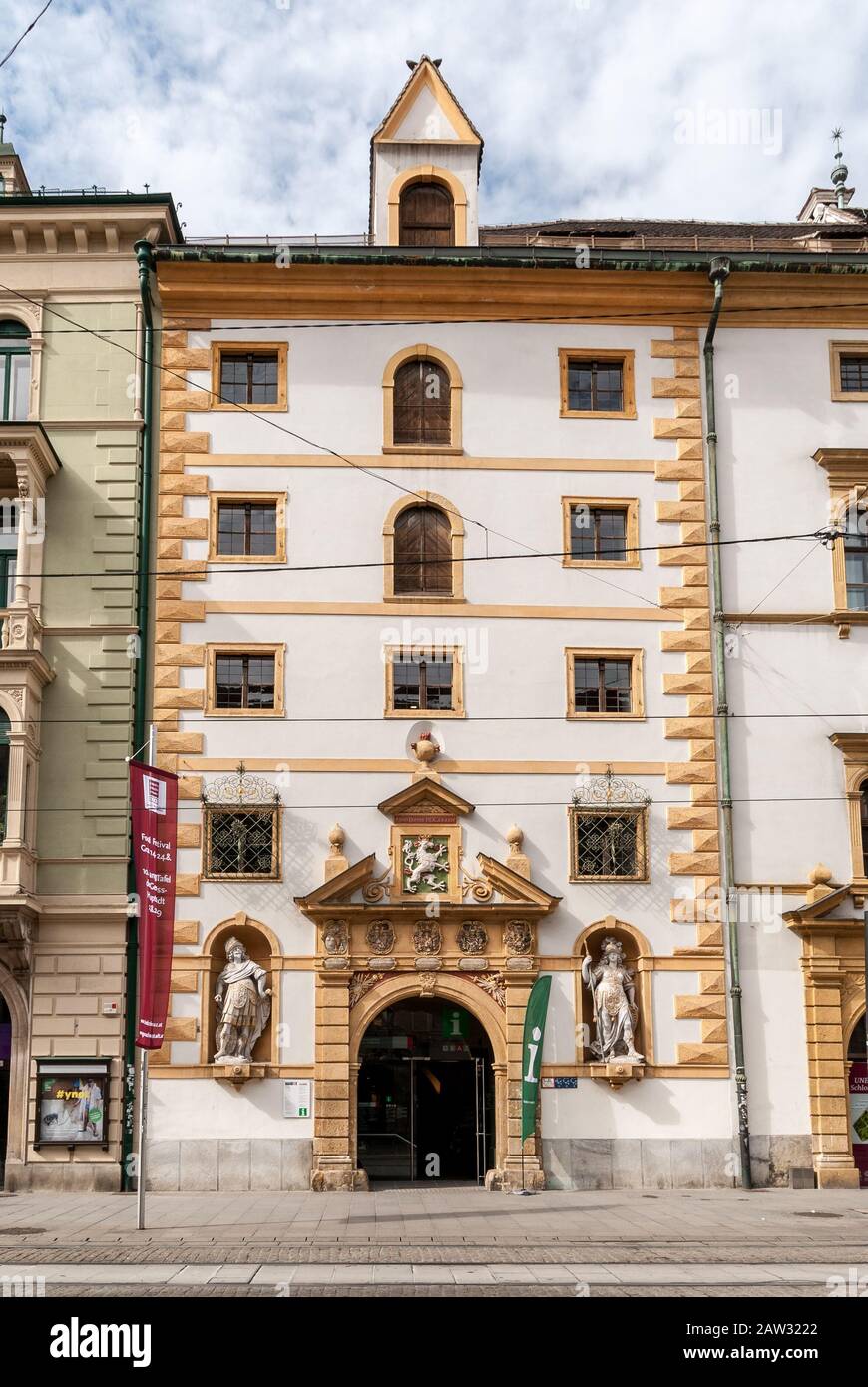 Graz, Austria - 18 agosto 2019: L'ingresso dell'Armeria della Stiria o del Landeszeughaus a Herrengasse Foto Stock