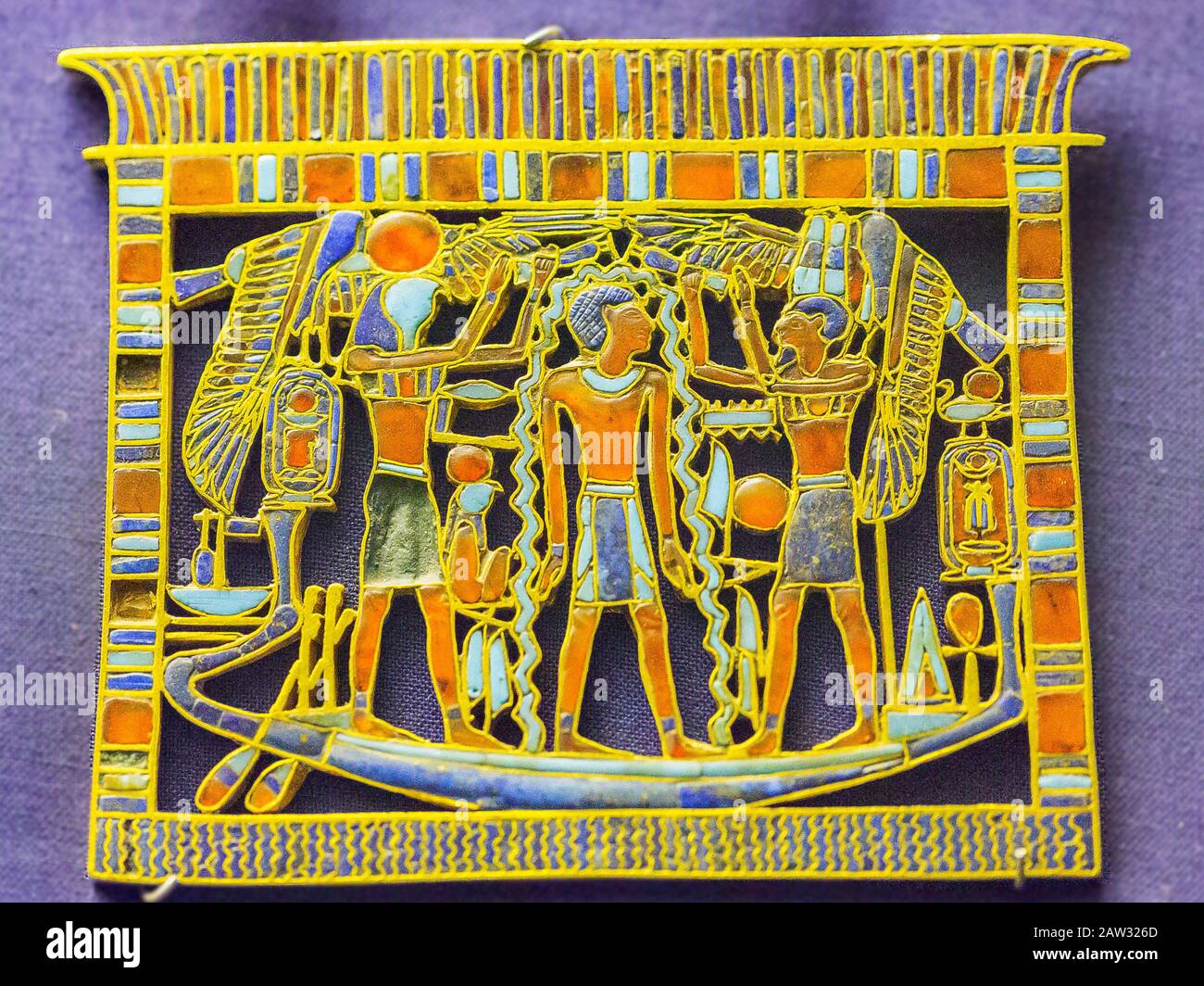 Cairo, Museo Egizio, pettorale a forma di santuario, trovato nella tomba della regina Ahhotep, la madre di Ahmosis, Dra Abu el Naga, Luxor. Foto Stock