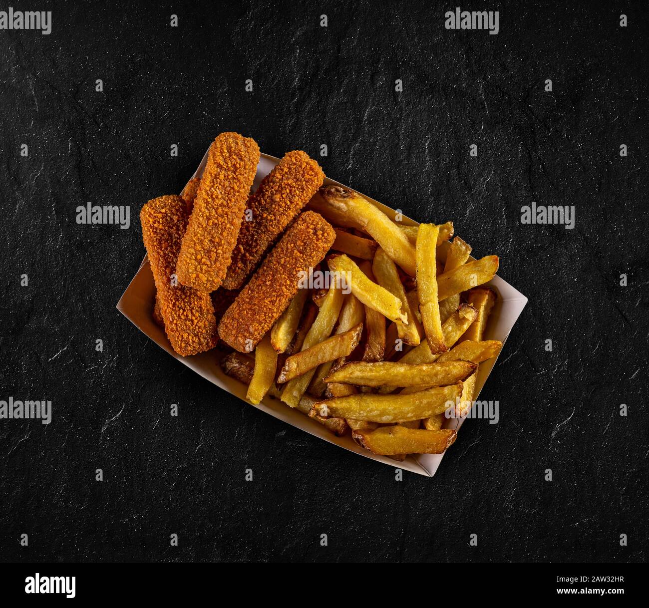 Patatine fritte e pepite in scatola di carta su sfondo nero Foto Stock