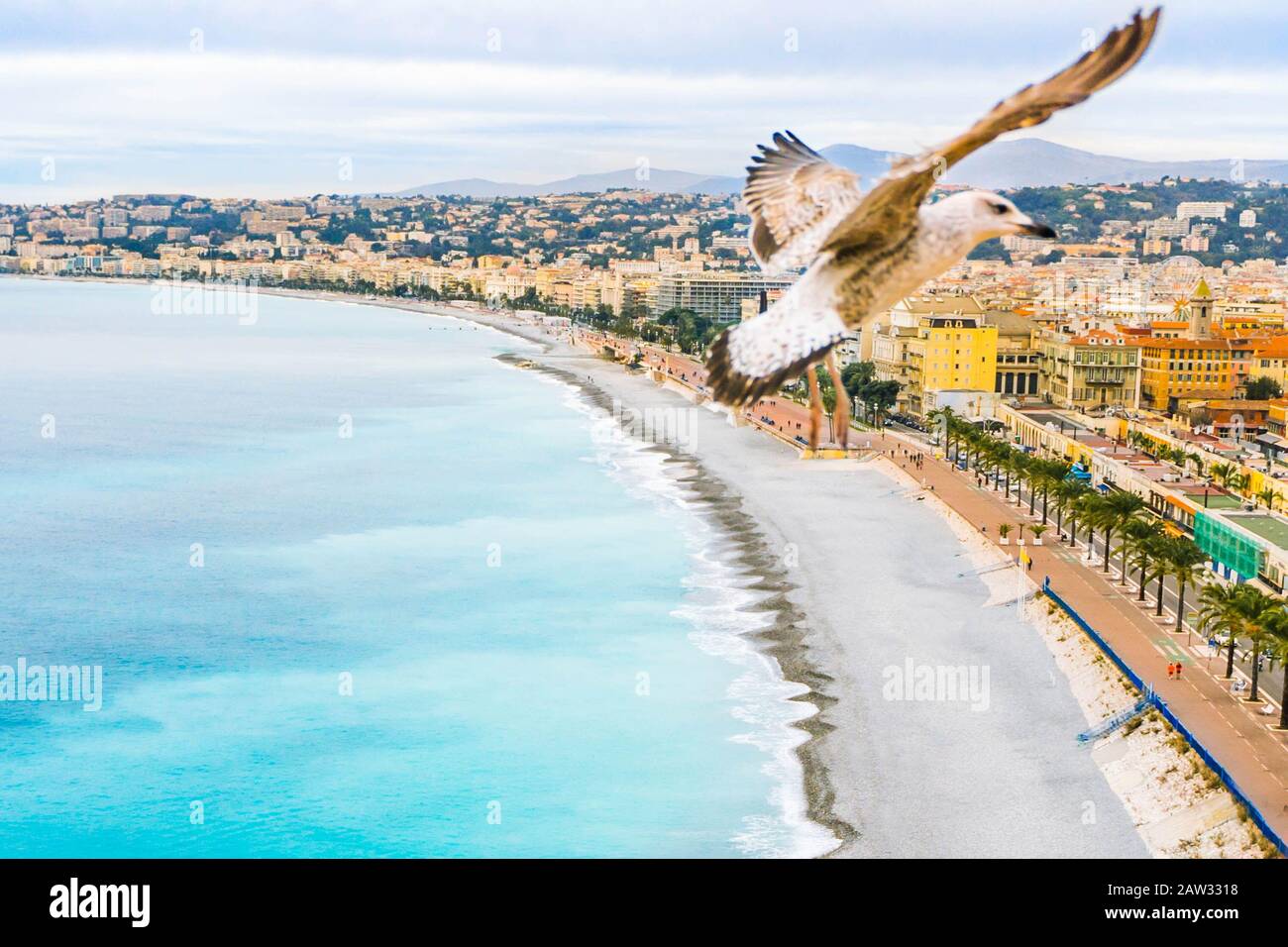Sfuocato volare sul paesaggio della costa a Nizza. Costa Azzurra Francia.  Resort di lusso della costa azzurra Foto stock - Alamy