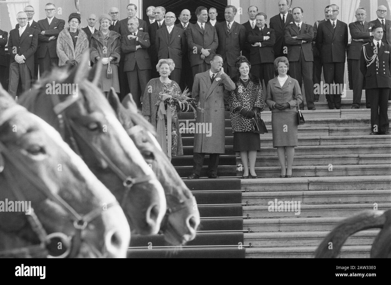 Manifestazione associata con 12.5 giubileo Di sua Maestà Regina Juliana Royal famiglia sui gradini di Huis dieci Bosch Annotazione: Da sinistra a destra. Sindaco Kolfschoten (Non Visibile), Regina Juliana, Principe Bernhard, Principessa Beatrice, Principessa Irene. Dietro di loro, compresi i membri del Gabinetto Data: 6 marzo 1961 luogo: L'Aia Parole Chiave: Sindaci, regine, principi, principesse Foto Stock