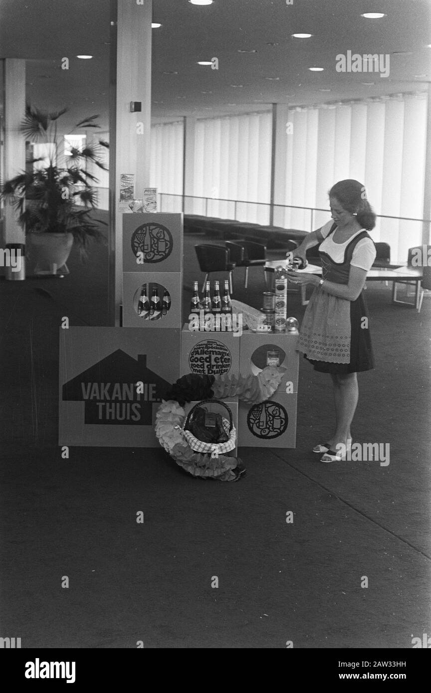 Presentazione dei marchi tedeschi alla RAI di Amsterdam Presentazione dei prodotti alimentari tedeschi alla RAI di Amsterdam. Un bicchiere di vino è versato Data: 13 giugno 1972 Località: Amsterdam, Noord-Holland Parole Chiave: Mostre, dimostrazioni, bevande, mostre Istituto Nome: Rai Foto Stock