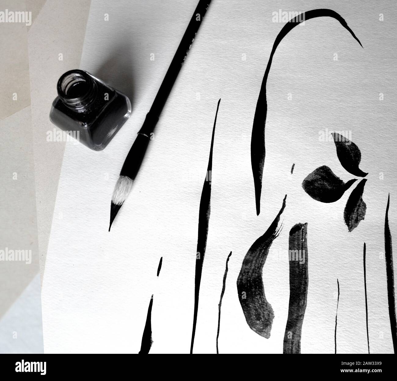 Le linee vengono tracciate con inchiostro nero e un pennello per calligrafia su bianco Foto Stock