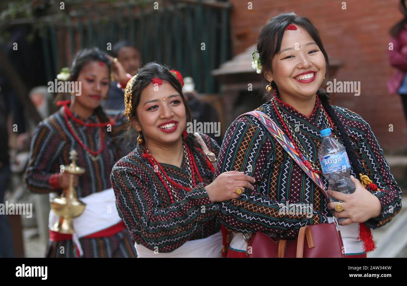 Lalitpur, Nepal. 6th Feb, 2020. Le ragazze della comunità Newar partecipano alla celebrazione di Bhimsen Puja a Lalitpur, Nepal, 6 febbraio 2020. Ragazze e donne che indossano abiti tradizionali hanno visitato vari santuari e templi di Lord Bhimsen portando offerte durante la celebrazione di Bhimsen Puja. Credito: Sunil Sharma/Xinhua/Alamy Live News Foto Stock