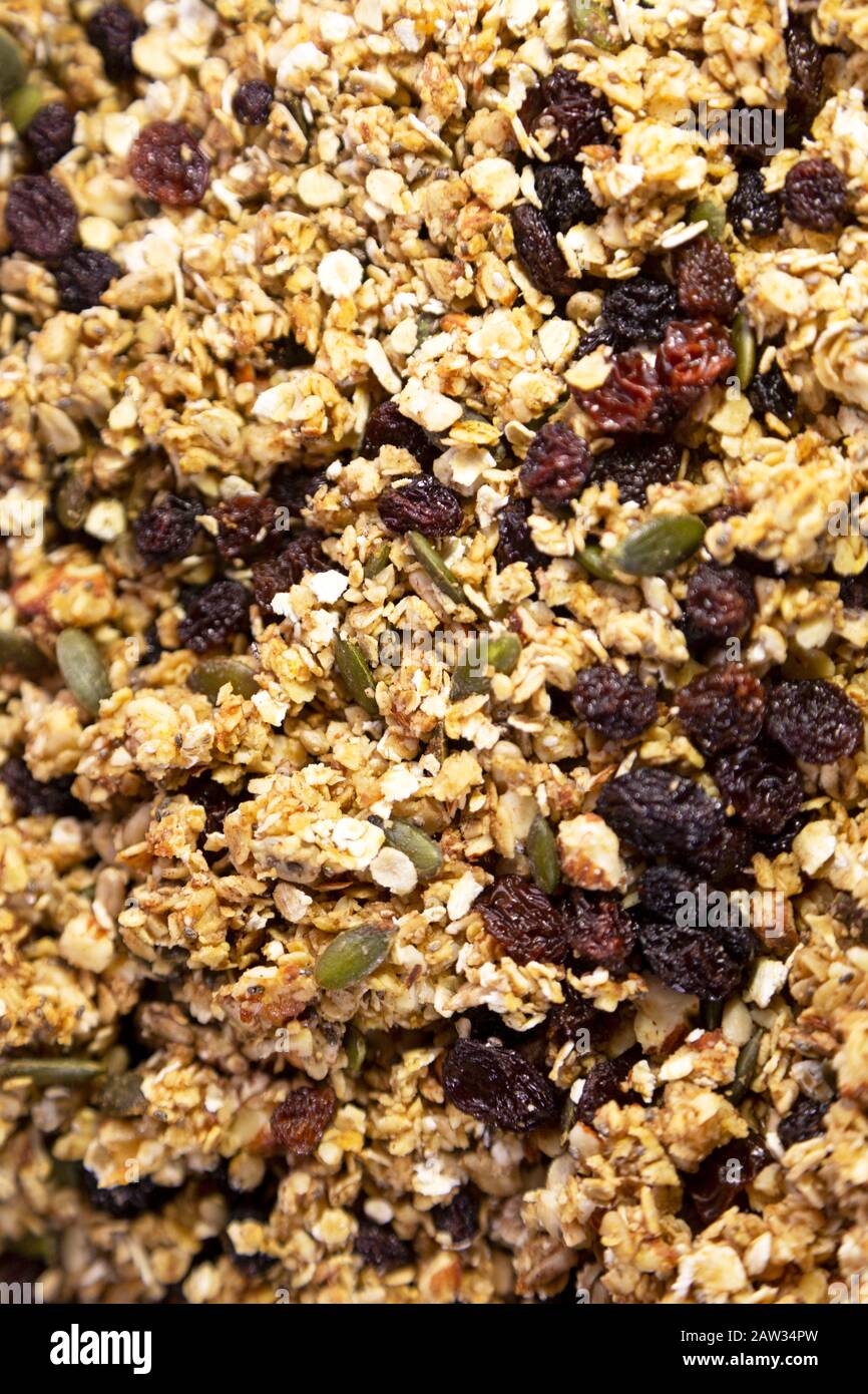 Granola fatta in casa con uvetta, semi e noci. E 'basso in zucchero e grasso e sia vegetariano- e vegan-amichevole. Foto Stock