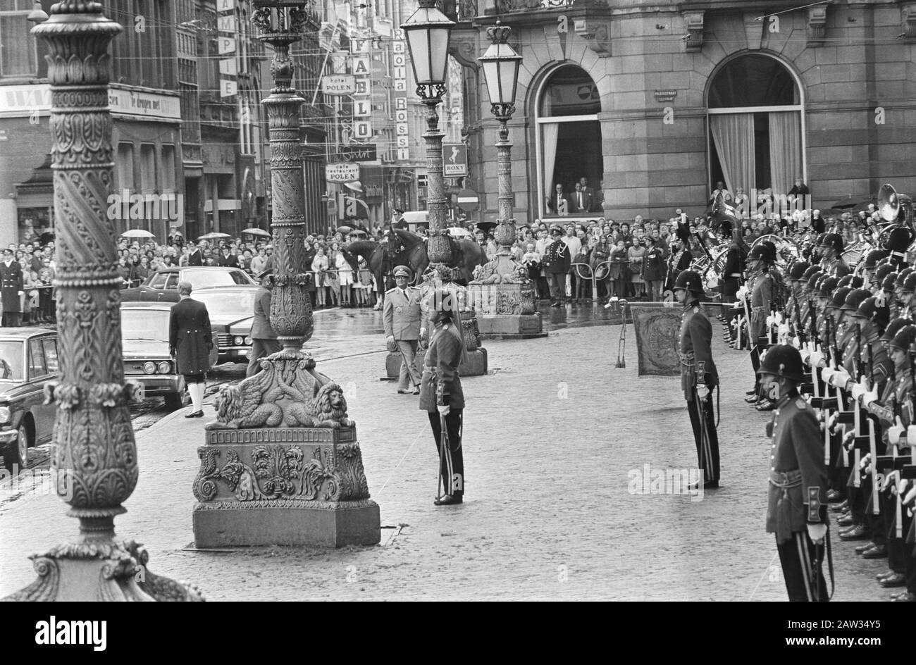 Presidente Tito e Regina Juliana ispezionare la guardia d'onore al Palazzo reale, Amsterdam Data: 20 ottobre 1970 Località: Amsterdam, Noord-Holland Parole Chiave: Guardie d'onore, regine , presidenti Nome Persona: Juliana (regina Olanda), Juliana, regina, Tito, Josip Broz Institution Nome: Palazzo reale Foto Stock