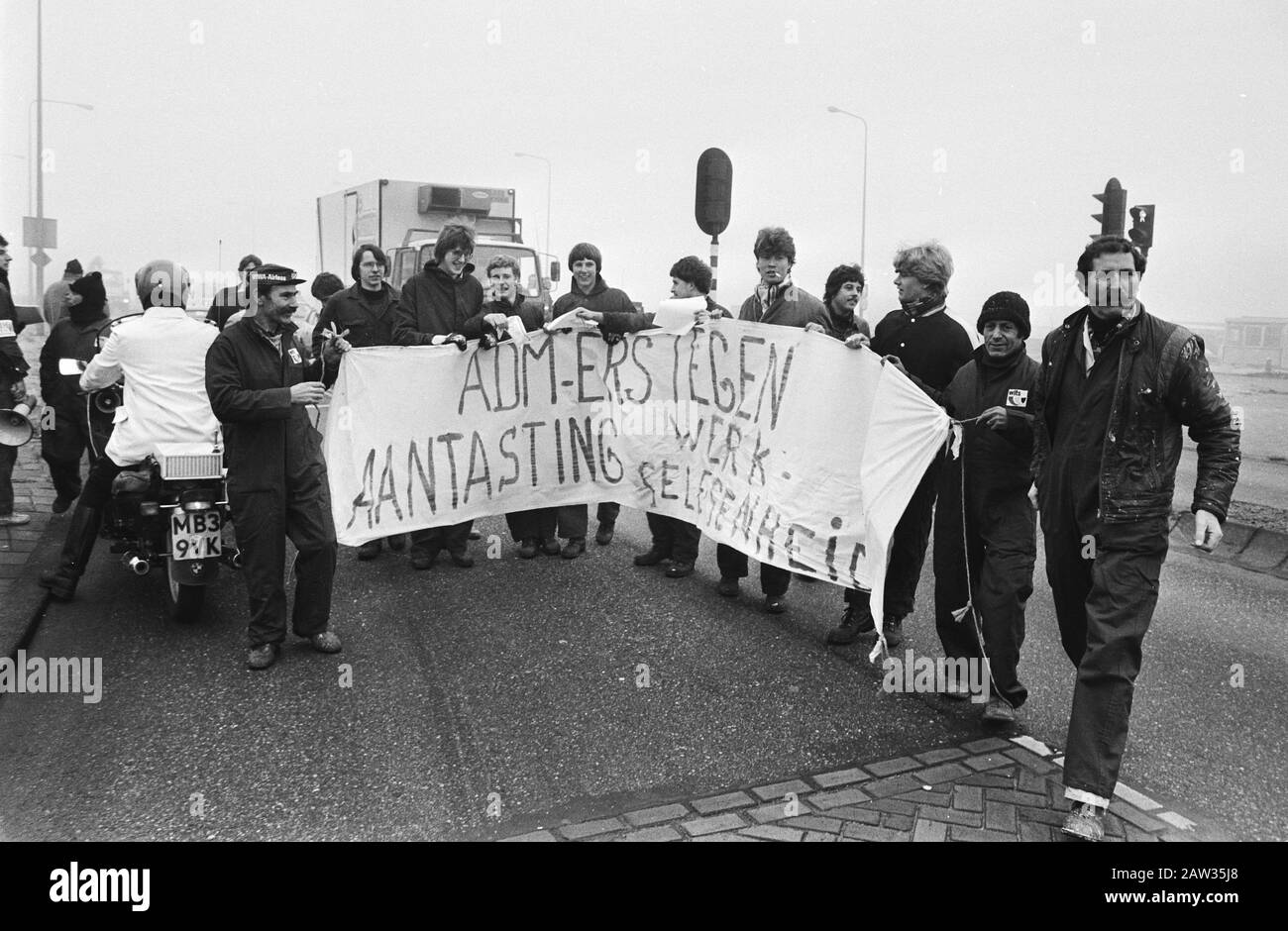 Dipendenti Prikactie di ADM al crocevia del cantiere Data: 7 dicembre 1982 Località: Amsterdam, Noord-Holland Parole Chiave: Chiusure impianti, dimostrazioni, banner, scioperi Foto Stock