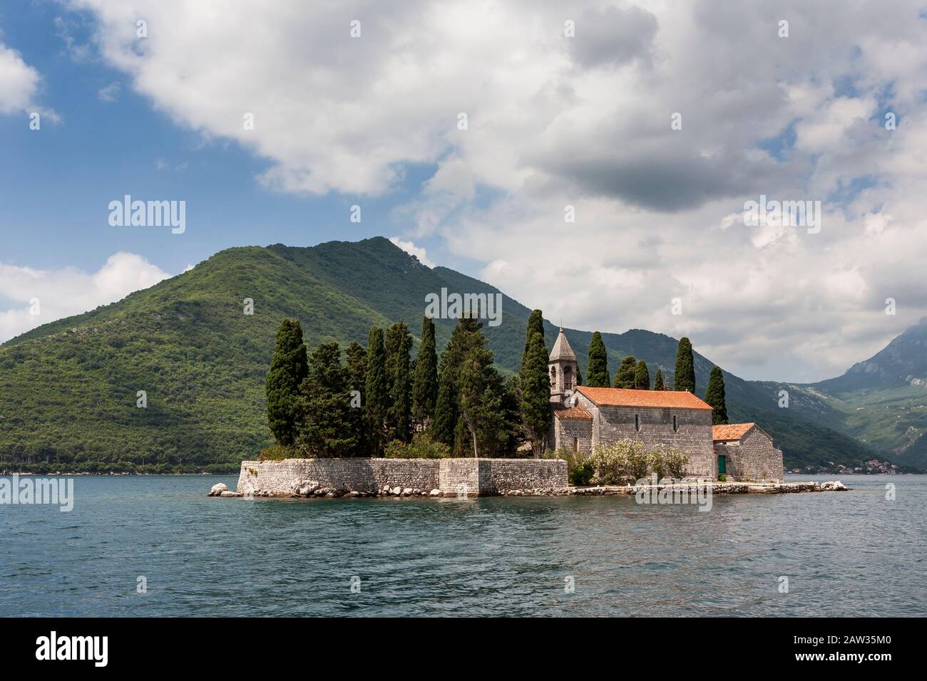 L'isola di Sveti Đorđe (St. George's Island), con il suo piccolo monastero benedettino, Boka Kotorska (aka la baia di Cattaro), Montenegro Foto Stock