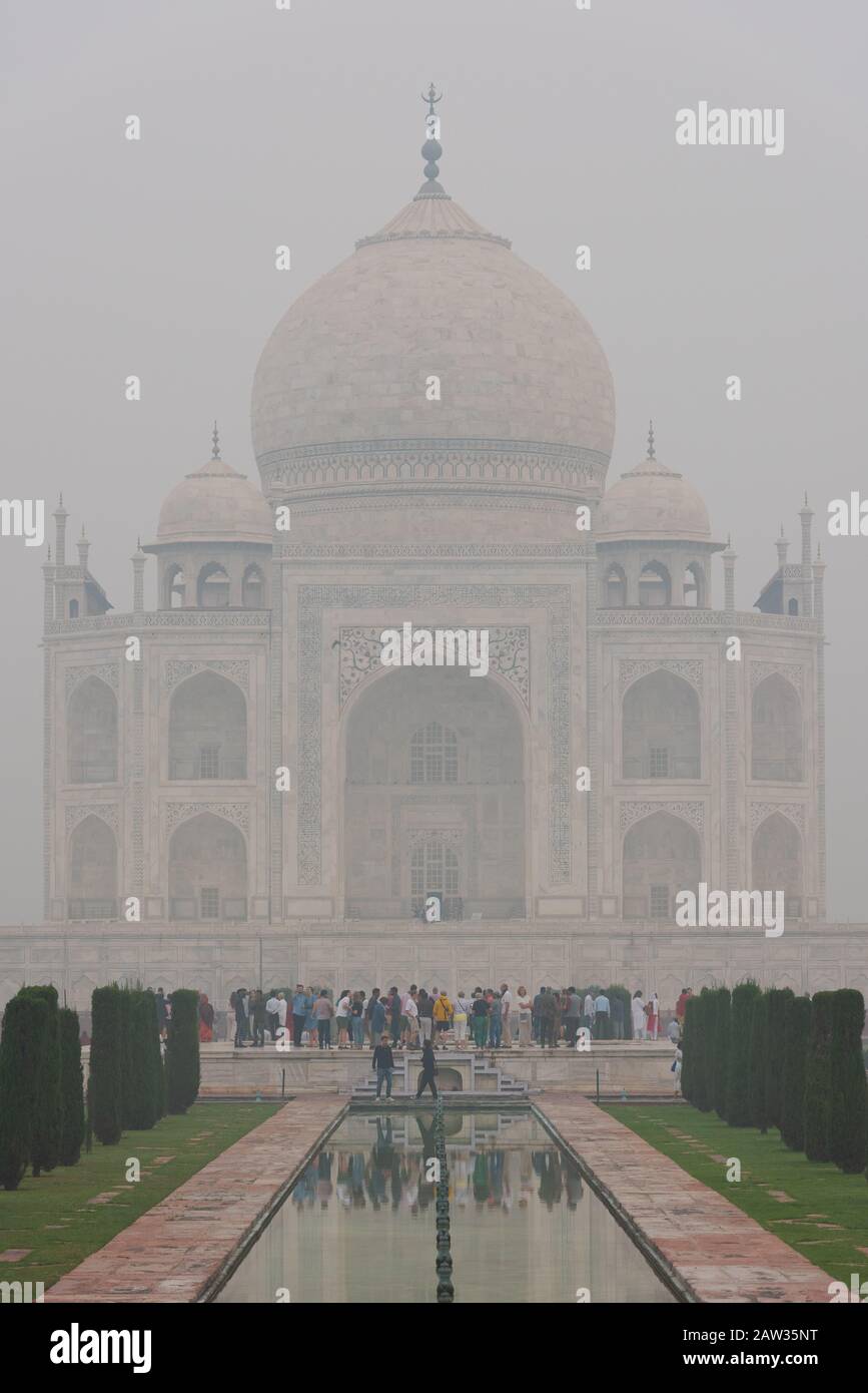 Lato anteriore del Taj Mahal ad Agra, India, sulla mattina di overcast con smog Foto Stock