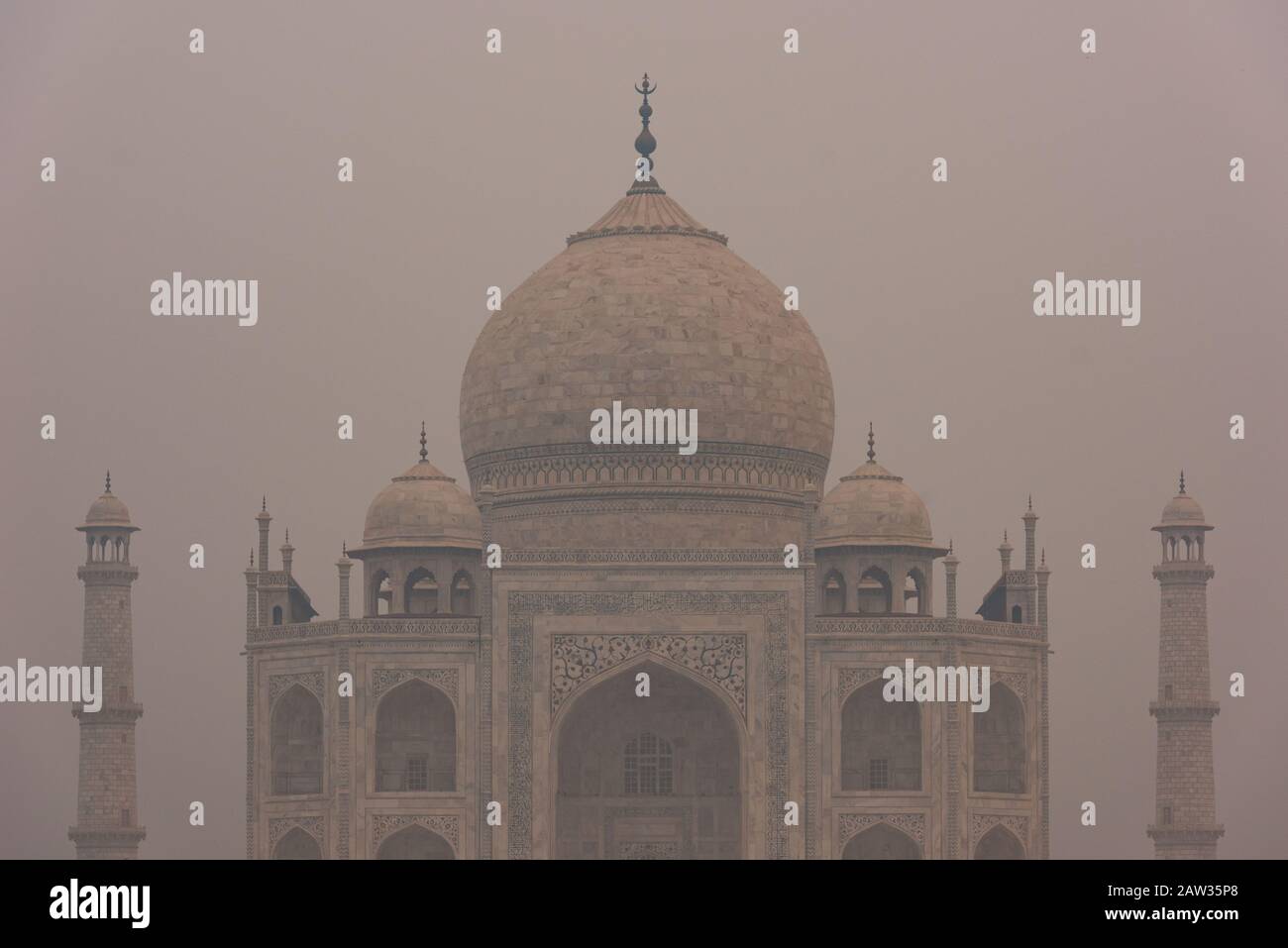 Lato anteriore del Taj Mahal ad Agra, India, sulla mattina di overcast con smog Foto Stock
