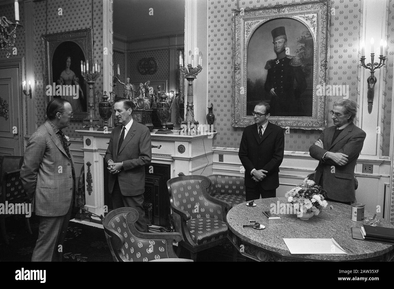 Principe Bernhard, fumatore di tubi dell'anno, ricevuto al Soestdijk Palace prezzo Data: 29 dicembre 1972 Parole Chiave: Fumatore di tubi, entrate, prezzi, principi Nome Persona: Bernhard, principe : Verhoeff, Bert / Anefo Titolare: National Archives Materiale tipo: Negativo (bianco / nero) numero di inventario archivio: Vedi accesso 2.24.01.05 Foto Stock