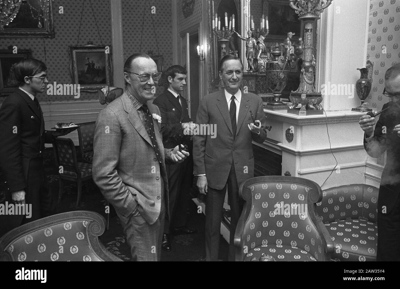 Principe Bernhard, fumatore di tubi dell'anno, ricevuto al Soestdijk Palace prezzo Data: 29 dicembre 1972 Parole Chiave: Fumatore di tubi, entrate, prezzi, principi Nome Persona: Bernhard, principe : Verhoeff, Bert / Anefo Titolare: National Archives Materiale tipo: Negativo (bianco / nero) numero di inventario archivio: Vedi accesso 2.24.01.05 Foto Stock