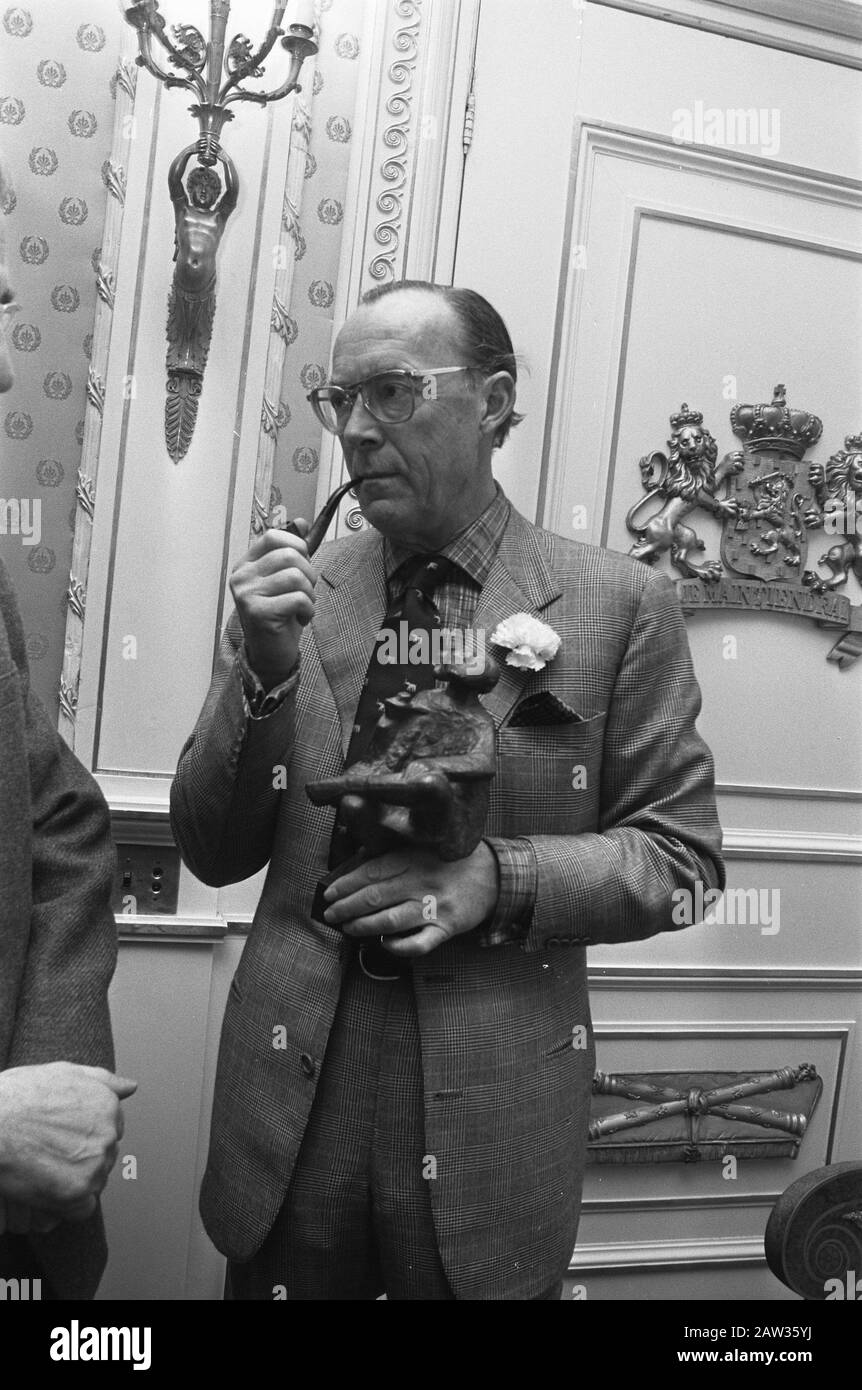 Principe Bernhard, fumatore di tubi dell'anno, ricevuto al Soestdijk Palace prezzo Data: 29 dicembre 1972 Parole Chiave: Fumatore di tubi, entrate, prezzi, principi Nome Persona: Bernhard, principe : Verhoeff, Bert / Anefo Titolare: National Archives Materiale tipo: Negativo (bianco / nero) numero di inventario archivio: Vedi accesso 2.24.01.05 Foto Stock