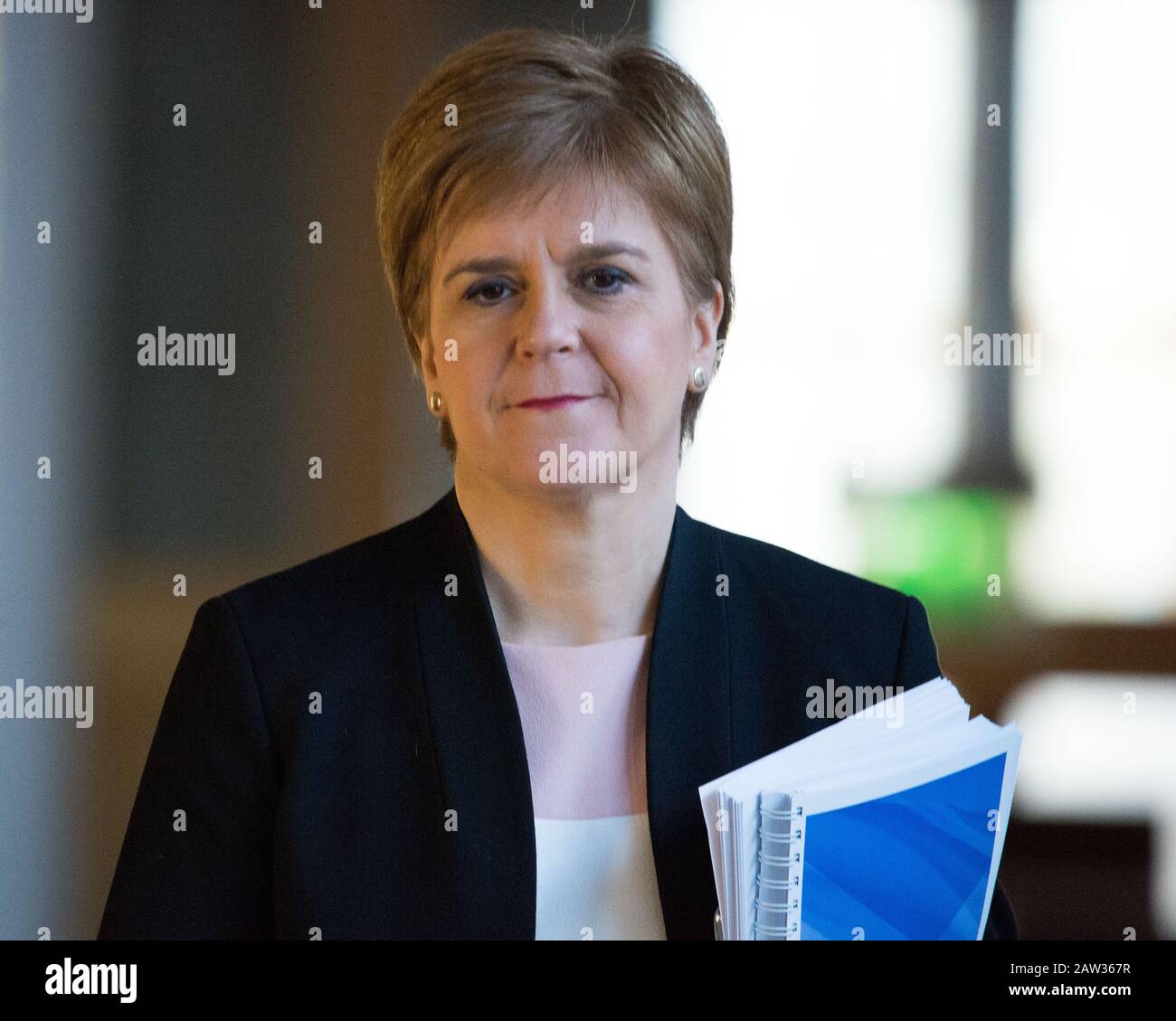 Edimburgo, Regno Unito. 6th Feb, 2020. Nella foto: Nicola Sturgeon MSP - Primo Ministro della Scozia e leader del Partito Nazionale Scozzese (SNP). Dichiarazione Ministeriale: Bilancio Scozzese Per Il 2020-21. Scene del Parlamento scozzese il giorno in cui il Ministro delle Finanze Derek Mackay doveva svelare il suo bilancio, Kate Forbes MSP - Ministro delle finanze pubbliche e dell'economia digitale, fornisce il bilancio. Credito: Colin Fisher/Alamy Live News Foto Stock