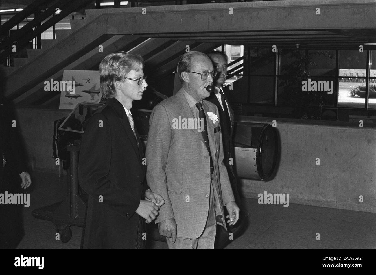 Prince Bernhard al simposio Aviazione e Paesi Bassi all'Università della tecnologia di Delft Data: 18 settembre 1975 Località: Delft, Zuid-Holland Parole Chiave: Simposi Nome: Bernhard, Prince : Verhoeff, Bert / Anefo Titolare: National Archives Tipo Di Materiale: Negativo (bianco / nero) numero di inventario dell'archivio: Vedi accesso 2.24.01.05 Foto Stock