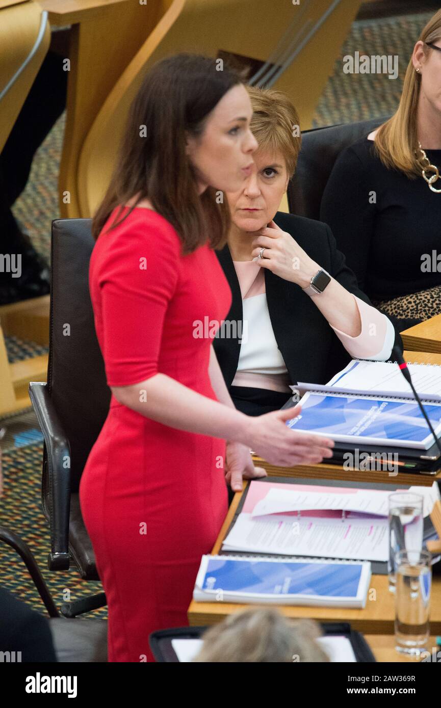 Edimburgo, Regno Unito. 6 Feb 2020. Nella foto: (L-R) Kate Forbes MSP - Ministro delle finanze pubbliche e dell'economia digitale; Nicola Sturgeon MSP - Primo Ministro della Scozia e leader del Partito Nazionale Scozzese (SNP); Shirley-Anne Somerville MSP - Segretario del Gabinetto per la sicurezza sociale e Gli Anziani. Dichiarazione Ministeriale: Bilancio Scozzese Per Il 2020-21. Scene del Parlamento scozzese il giorno in cui il Ministro delle Finanze Derek Mackay doveva svelare il suo bilancio, Kate Forbes MSP - Ministro delle finanze pubbliche e dell'economia digitale, fornisce il bilancio. Credito: Colin Fisher/Alamy Live News Foto Stock