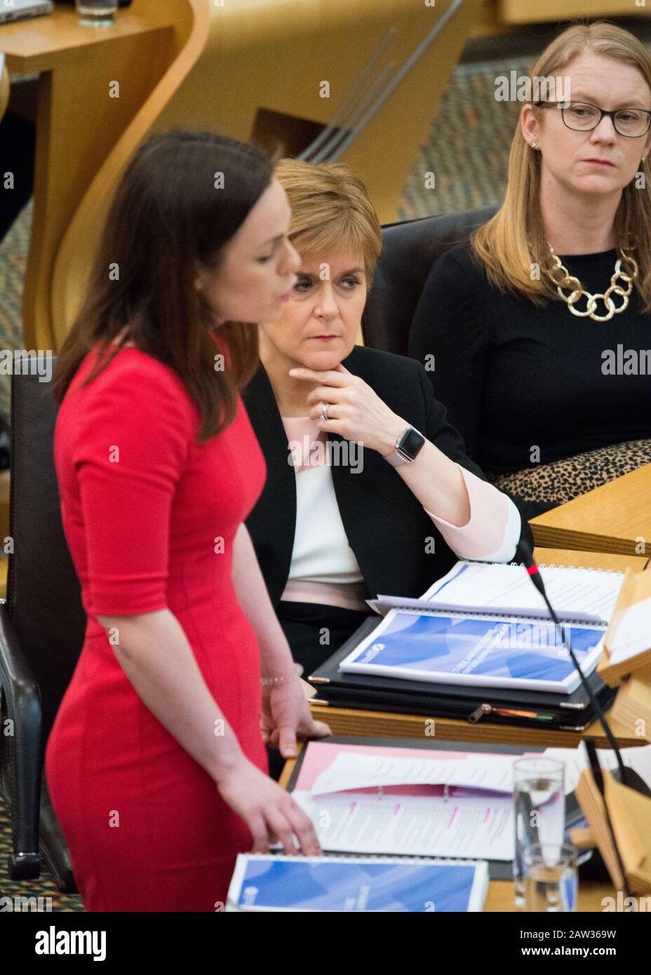 Edimburgo, Regno Unito. 6 Feb 2020. Nella foto: (L-R) Kate Forbes MSP - Ministro delle finanze pubbliche e dell'economia digitale; Nicola Sturgeon MSP - Primo Ministro della Scozia e leader del Partito Nazionale Scozzese (SNP); Shirley-Anne Somerville MSP - Segretario del Gabinetto per la sicurezza sociale e Gli Anziani. Dichiarazione Ministeriale: Bilancio Scozzese Per Il 2020-21. Scene del Parlamento scozzese il giorno in cui il Ministro delle Finanze Derek Mackay doveva svelare il suo bilancio, Kate Forbes MSP - Ministro delle finanze pubbliche e dell'economia digitale, fornisce il bilancio. Credito: Colin Fisher/Alamy Live News Foto Stock