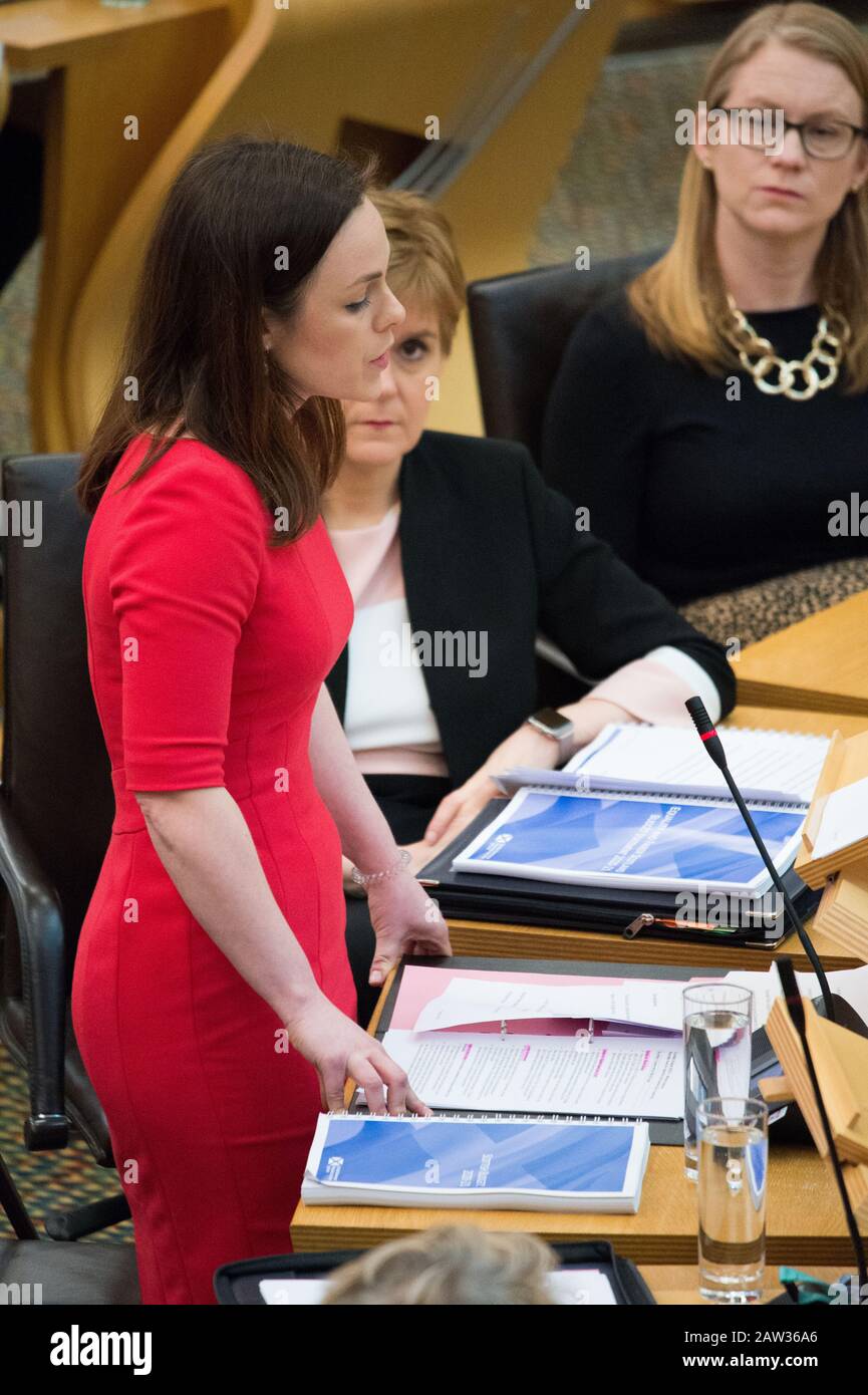 Edimburgo, Regno Unito. 6 Feb 2020. Nella foto: (L-R) Kate Forbes MSP - Ministro delle finanze pubbliche e dell'economia digitale; Nicola Sturgeon MSP - Primo Ministro della Scozia e leader del Partito Nazionale Scozzese (SNP); Shirley-Anne Somerville MSP - Segretario del Gabinetto per la sicurezza sociale e Gli Anziani. Dichiarazione Ministeriale: Bilancio Scozzese Per Il 2020-21. Scene del Parlamento scozzese il giorno in cui il Ministro delle Finanze Derek Mackay doveva svelare il suo bilancio, Kate Forbes MSP - Ministro delle finanze pubbliche e dell'economia digitale, fornisce il bilancio. Credito: Colin Fisher/Alamy Live News Foto Stock