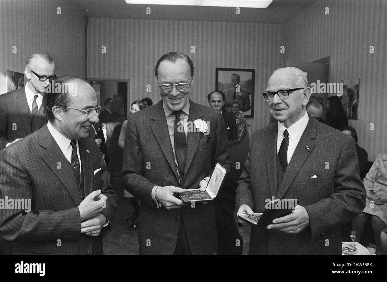 Il Principe Bernhard e il Sig. Korthals dimettono come presidente NOVIB, Den Haag nuovo presidente ex Ministro Cals, Principe Bernhard, Korthals Data: 14 gennaio 1971 Località: L'Aia Olanda del Sud Nome: Bernhard (Prince Netherlands) Istituto Nome: NOVIB Foto Stock