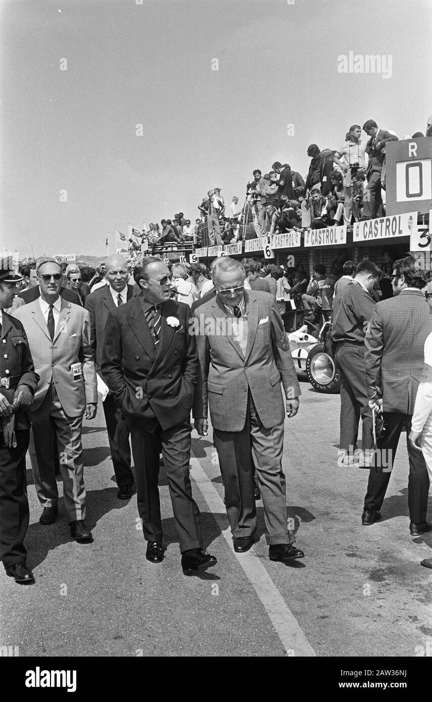Gran Premio dei Paesi Bassi 1969 Formula i Zandvoort Prince Bernhard nella pitlane Data: 21 giugno 1969 Località: Nord-Olanda, Zandvoort Parole Chiave: Auto da corsa, pitstraten, principi, auto da corsa Persona Nome Bernhard, principe Foto Stock