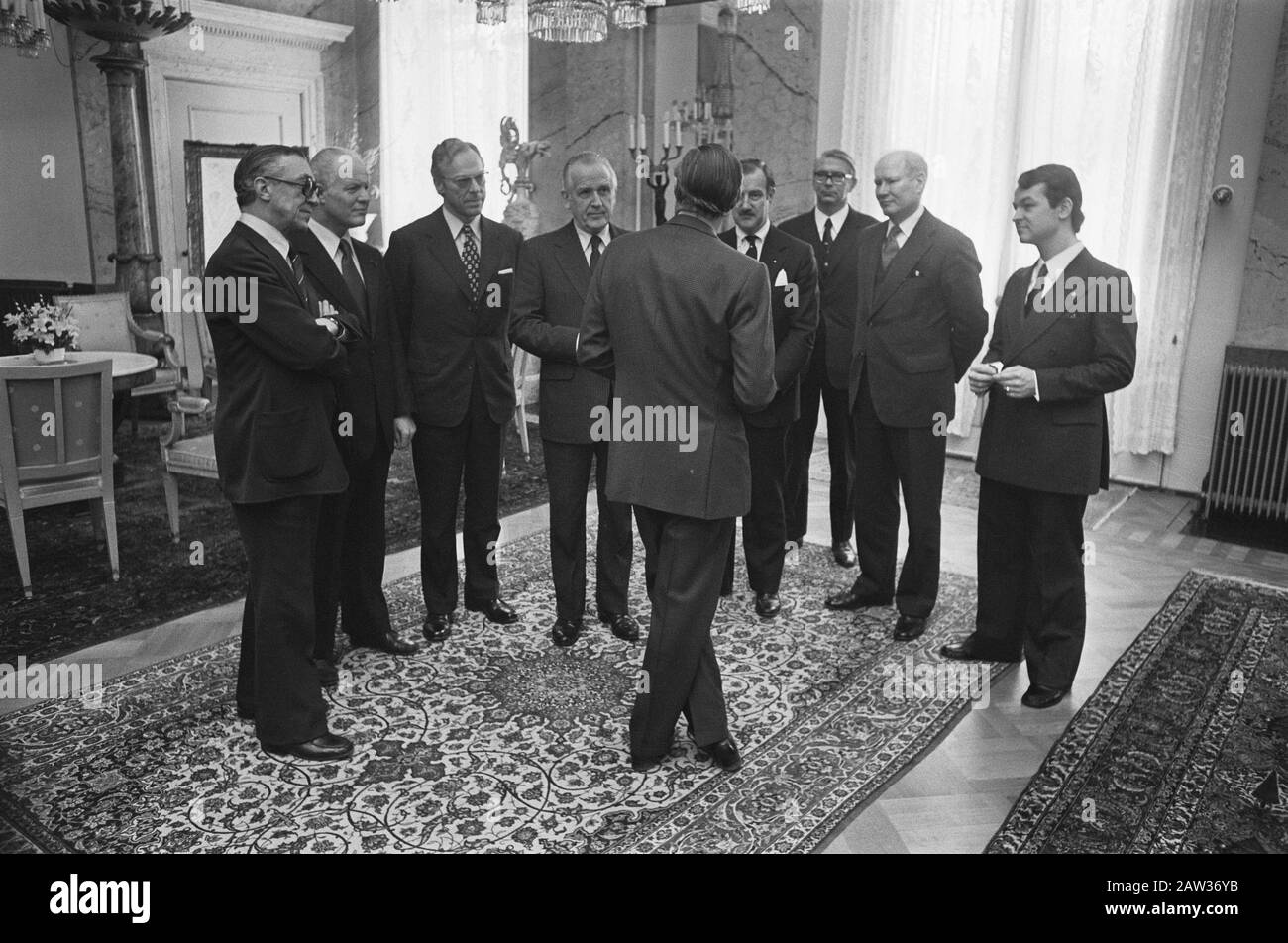 Prince Bernhard ottiene la medaglia NCD per meriti per i membri aziendali olandesi (foto di gruppo) Data: 28 gennaio 1976 Parole Chiave: Princes Persona Nome: Bernhard, Prince Foto Stock