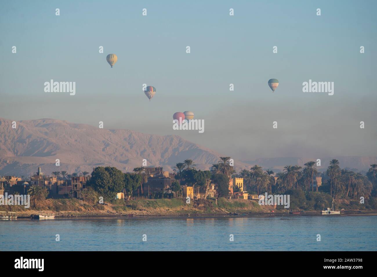 Paesaggio panoramico campagna rurale vista sul grande fiume nilo in un ambiente arido che mostra la riva occidentale di luxor e volo palloncini d'aria calda Foto Stock