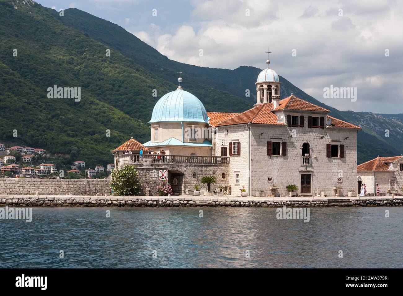 L'isola Di Nostra Signora delle rocce (Gospa od Škrpjela), Baia di Cattaro, Montenegro Foto Stock