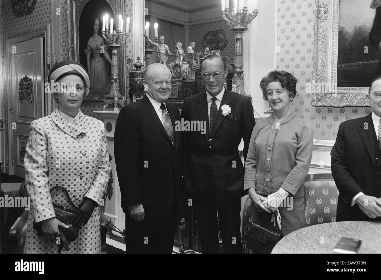 Il principe Bernhard ricevette il presidente mondiale del Rotary Club James F. Conway al palazzo Soestdijk, da sinistra a destra. Conway, Conway, Prince Bernhard e Mrs Luns, Baronessa van Heemstra, moglie del Ministro degli Affari Esteri Data: 14 aprile 1970 Località: Baarn, Utrecht Parole Chiave: Entrate Nome: Bernhard, Prince, Conway, JF, Luns-Baronesse van Heemstra, EC Foto Stock