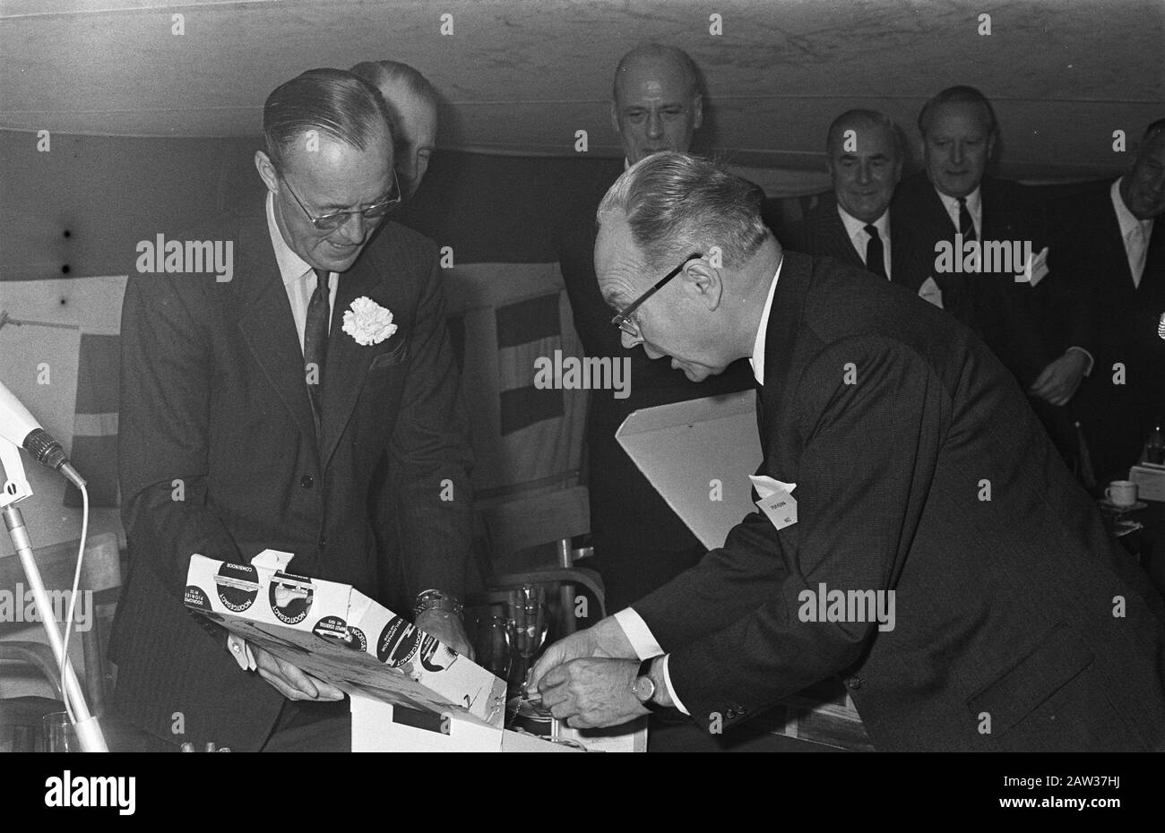 Prince Bernhard Ha Aperto Neclenburgh Drive-In Informazioni Sulle Esportazioni Soest Data: 21 Novembre 1968 Luogo: Soest Nome Persona: Bernhard (Prince Netherlands) Foto Stock