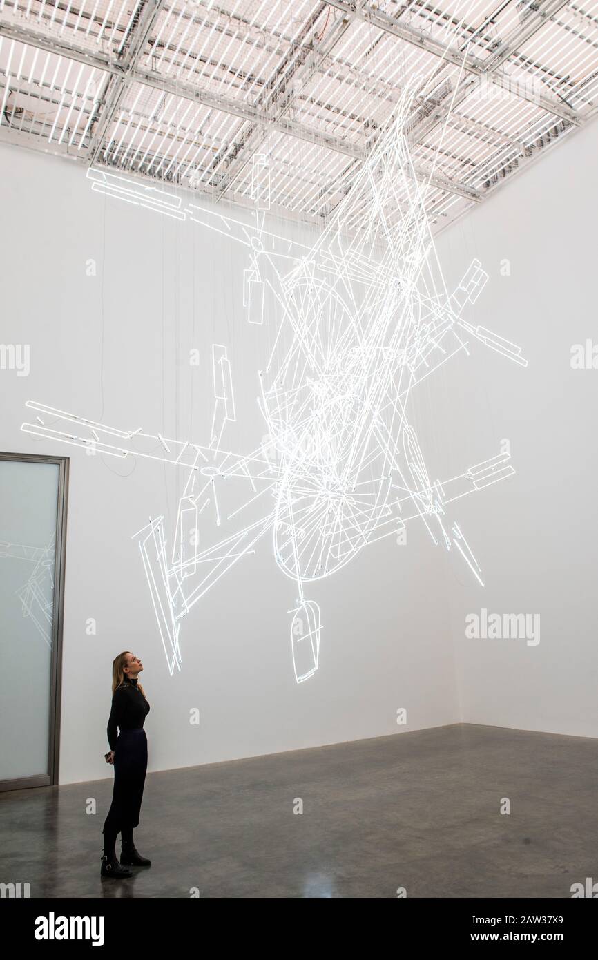 Londra, Regno Unito. 6th Feb, 2020. Fig. (0), 2020 - Cerith Wyn Evans mostra un nuovo lavoro a White Cube, Bermondsey, Londra. È dotato di installazione, scultura e pittura installati in tutta la galleria. Credito: Guy Bell/Alamy Live News Foto Stock