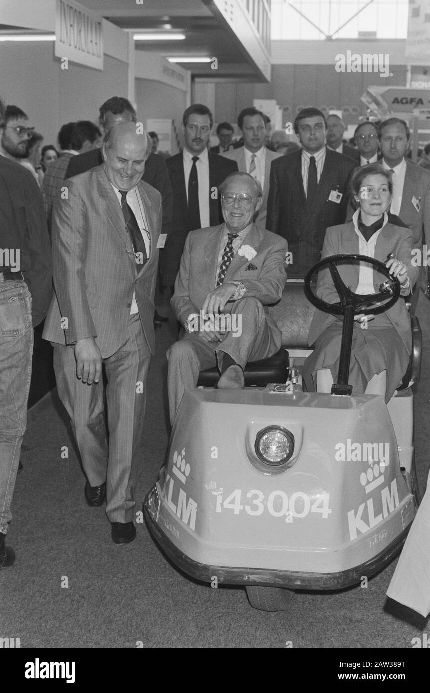 Prince Bernhard aperto Mac World Expo computer show Apple Macintosh; Bernhard è associato con la malattia portata in un carrello sinistra Apple Director Data: 9 maggio 1988 Parole Chiave: Mostre, aperture Nome Persona: Bernhard (Prince Olanda) Foto Stock