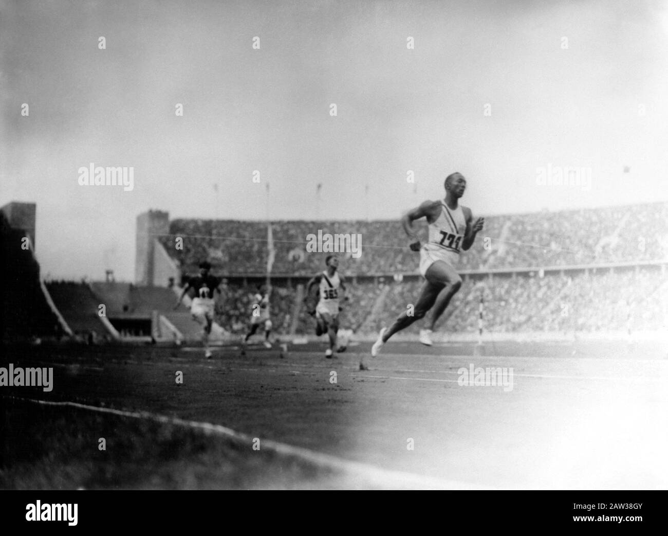 1936 , BERLINO , GERMANIA : il corridore nero James Cleveland JESSE OWENS ( 1913 – 1980 ) vinse i 100th metri alle Olimpiadi estive del 1936 a Berlino, Germa Foto Stock