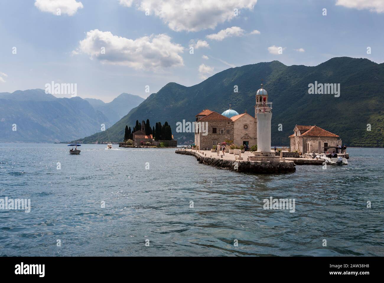 Le due isolette di Gospa od Škrpjela (nostra Signora delle rocce) e Ostrvo Sveti Đorđe (San George's Island), Baia di Cattaro, Montenegro Foto Stock