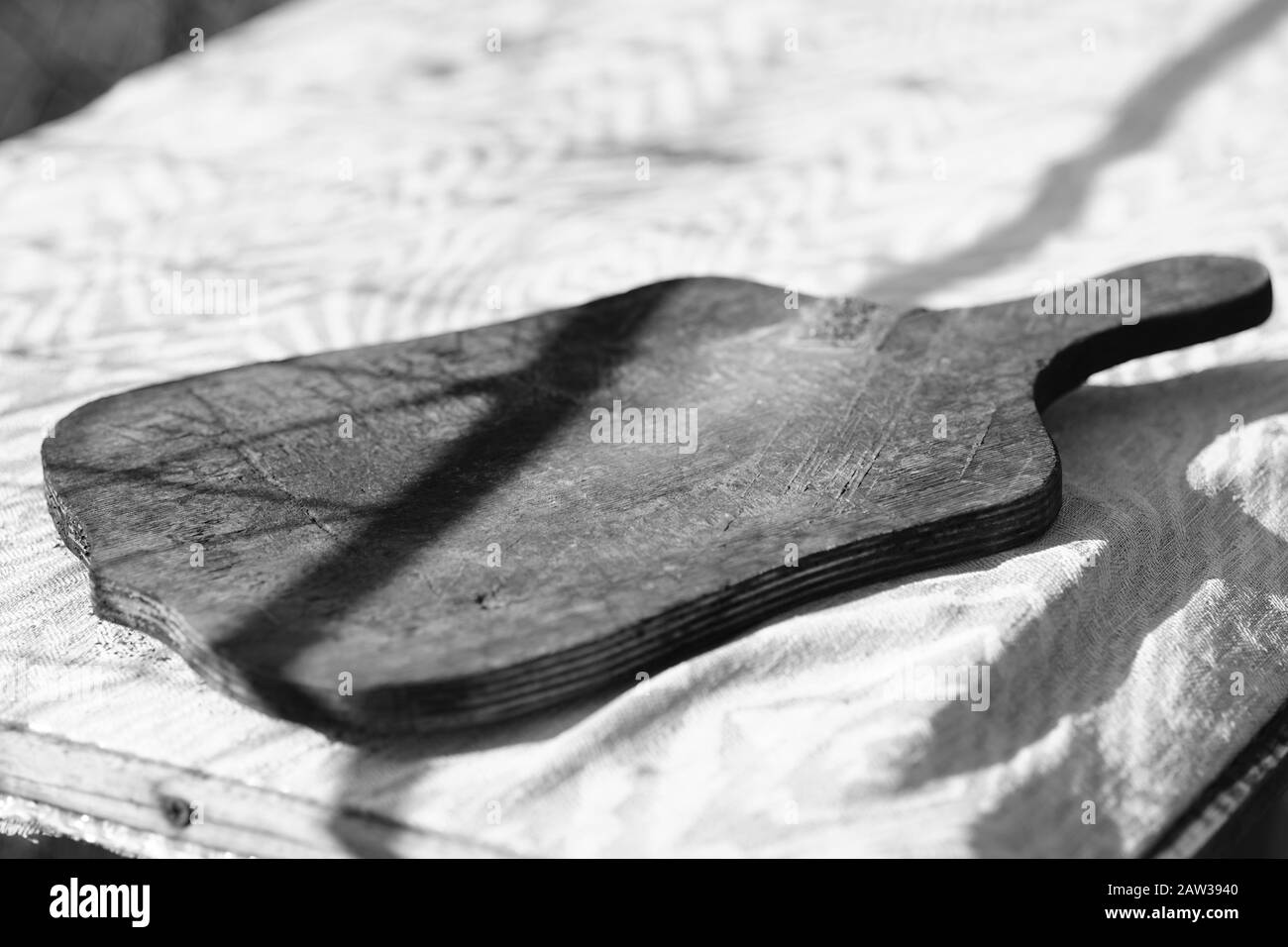Vecchia tavola di legno sul tavolo soleggiato. Foto BW. Foto Stock
